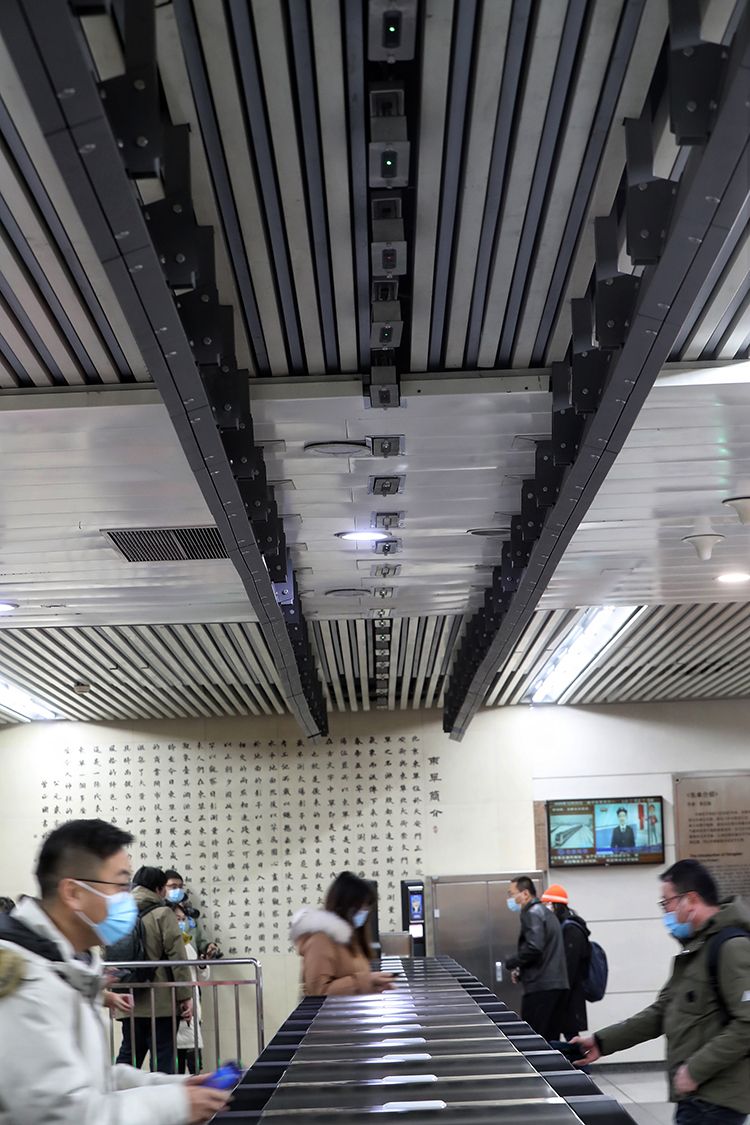 地铁出行新体验：双目闸机“独具慧眼” 屏蔽门变身“大屏幕”